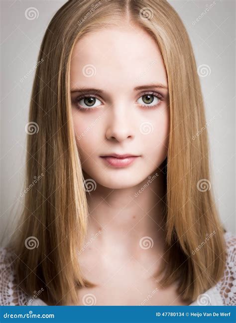 Mooie Jonge Blonde Tiener In De Studio Stock Foto Image Of Blauw Kaukasisch