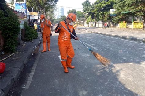 Jaga Jakarta Tetap Bersih Petugas Kebersihan Disiagakan Saat