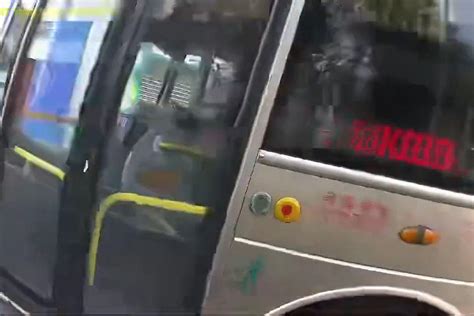 車cam直擊｜沙田九巴逆線離開十字路口險撞電單車 九巴：已即時解僱車長 有片 Am730