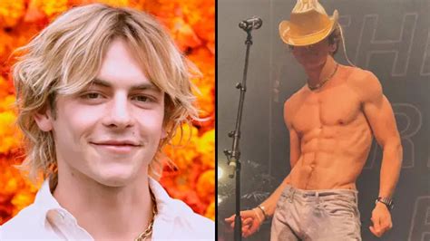 Ross Lynch Performed Shirtless At A Gig And Everyone Is Going Feral