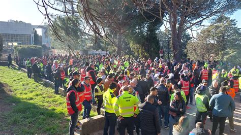 La grève des dockers une raison de plus pour la paix JRCF