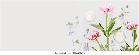 Стоковая фотография 1069168523 Красота фон с косметическими продуктами для Shutterstock