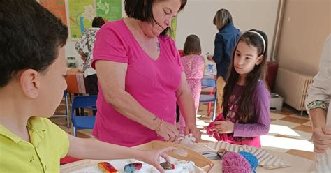 Bollène Les enfants ont peint sur des galets pour la fête des Mères