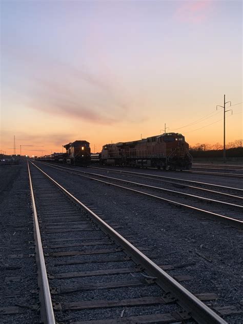 BNSF in the Sunset at my Local Yard : r/TrainPorn