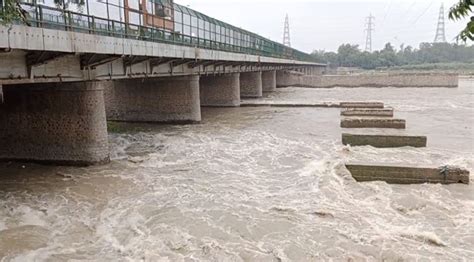 Delhi Rains వరనగ మరక దటన యమన నద దలలక వరద మపపప