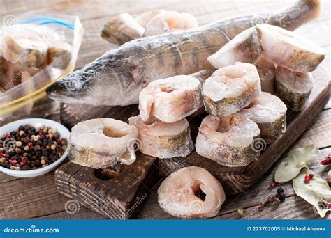 Pescado Congelado En Una Tabla De Despiece Sobre Una Mesa Comida