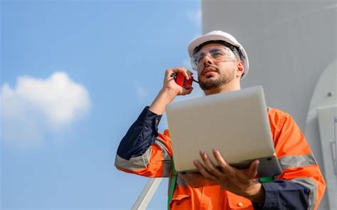 T Cnico Ingeniero Profesional Que Trabaja En El Campo De La Granja De