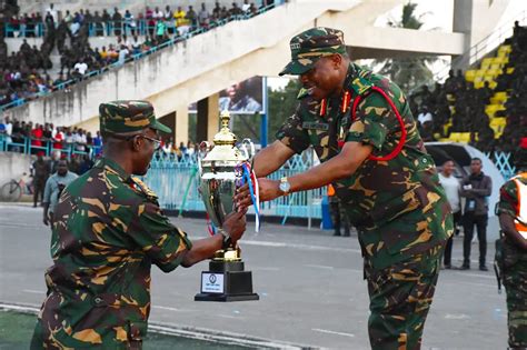 Mkuu Wa Majeshi Ya Ulinzi Akabidhi Tuzo Kwa Sumajkt Sumajkt