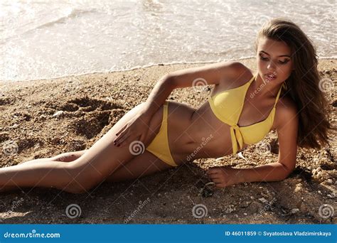 Sch Nes M Dchen Mit Dem Dunklen Haar Im Bikini Der Auf Sommerstrand