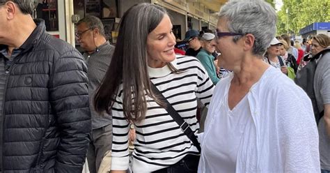 La Reina Letizia Con Un Look Casual De Jersey Marinero Visita Por