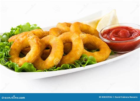 Anillos Fritos Del Calamari Con Lechuga Y Salsa De Tomate Foto De