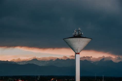 View of a Tower at Sunset · Free Stock Photo