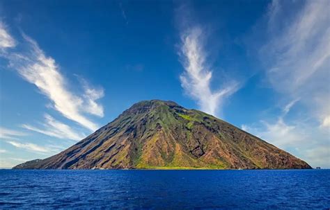 Volcanic Islands vs. Coral Islands: Differences Explored