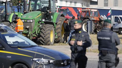 Italijanski Poljoprivrednici Traktorima Blokirali Naplatnu Rampu Na