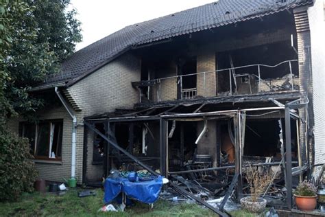 Bremen Brand in Einfamilienhaus Großeinsatz für Feuerwehr Kind