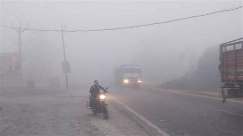 Up Weather यूपी में तेजी से करवट लेगा मौमस कई ज‍िलों में सोमवार को बारिश के आसार सुबह छायेगा