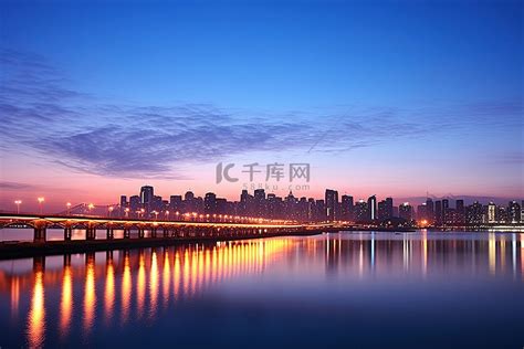 黄昏的江南河摩天大楼倒映在水中背景图片免费下载 海报banner 高清大图 千库网 图片编号7075701