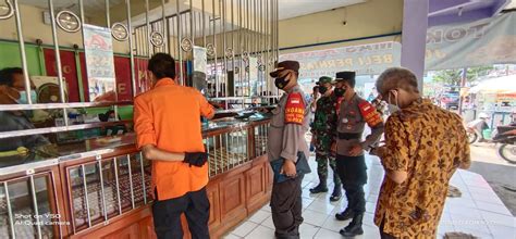 Kapolsek Pamarican Polres Ciamis Iptu Jajang Sahidin Dan Satgas Covid