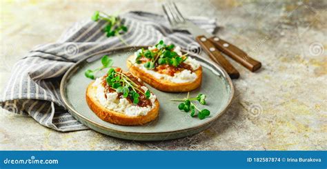 Rana O Crostini Con Baguette Tostada Queso De Cabaña Foto de archivo