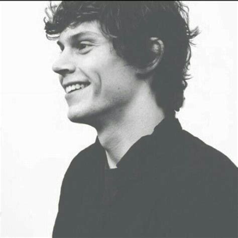 Black And White Evan Peters Retratos Famosos Actores