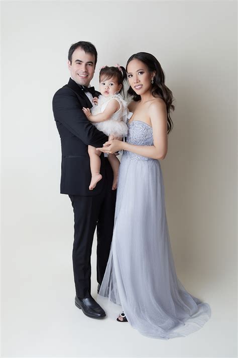 What to Wear for Family Portraits [Full Guide] - Ramina Magid Photography