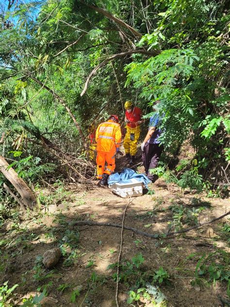 Bombeiros resgatam corpo de homem em local de difícil acesso na zona