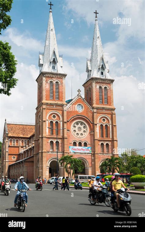 Cattedrale Di Saigon Notre Dame Fotograf As E Im Genes De Alta