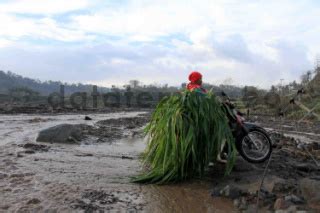 Jalan Yang Tertimbun Material Lahar Dingin Gunung Kelud DATATEMPO