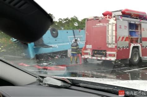 广河高速一辆载44人大巴翻车 造成19人死亡 伤员已全部救出 1 中国日报网