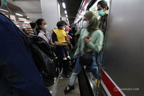 Kepadatan Penumpang Krl Di Stasiun Manggarai Akibat Perubahan Rute