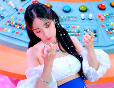 VIVIZ The 1st Mini Album Beam Of Prism BOP BOP Concept Video SINB