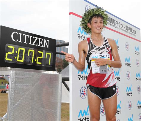 福岡国際マラソン 優勝のフィニッシュタイムを笑顔で指さす服部（撮影・岡田 丈靖） ― スポニチ Sponichi Annex スポーツ