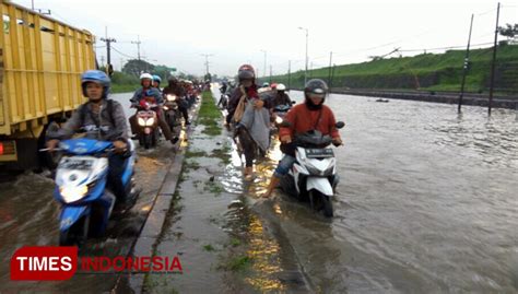 Jalan Raya Porong Sidoarjo Kembali Tergenang Banjir Times Indonesia