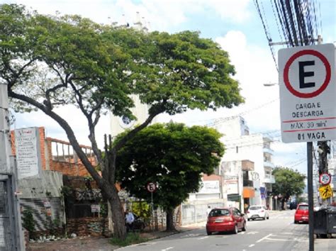 Uma vaga de carga e descarga é demarcada na rua Santa Clara