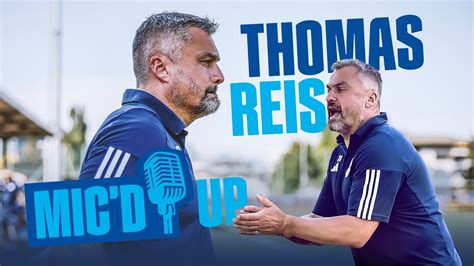 So coacht Thomas Reis während des Spiels Mic d up FC Schalke 04