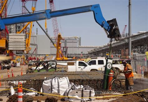 Photos: Sen. Mark Kelly visits Intel's Chandler construction expansion