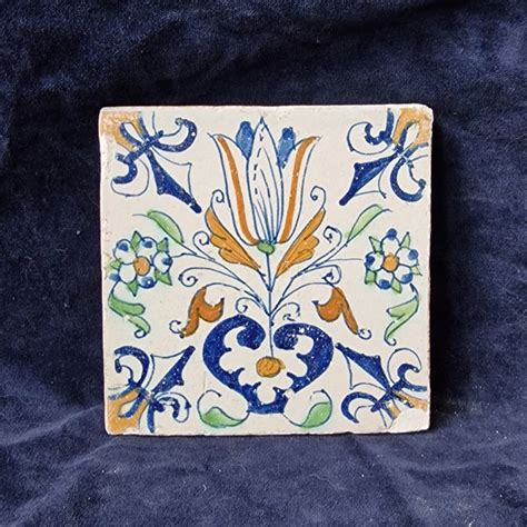 Azulejo antiguo corazón de tulipán policromado en rincón Catawiki