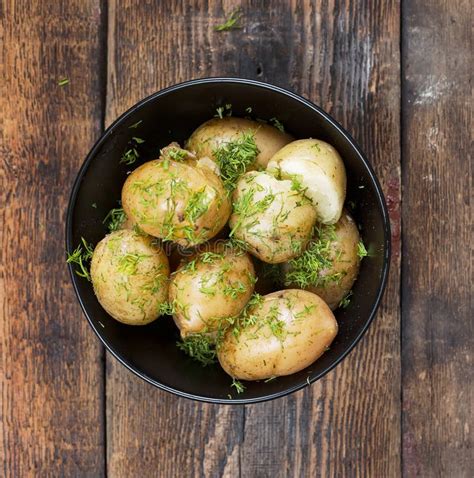 Jonge Aardappels De Gekookte Aardappels Met Dille En Boter In Een