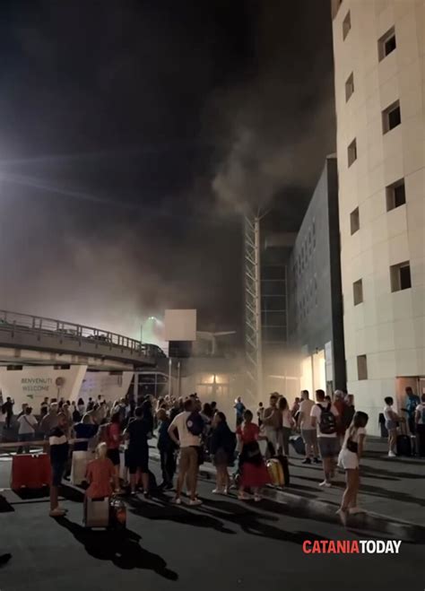 Incendio In Aeroporto A Catania Le Foto Di Ezio Cairoli