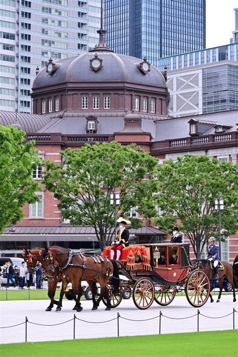 鷹の嘴 on Twitter RT NAVY ICHIHO 撮りたかった東京駅丸の内駅舎と信任状奉呈式馬車列 赤レンガに儀装馬車は