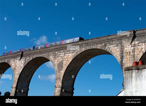 a train on calstock viaduct connecting cornwall with devon, uk Stock ...