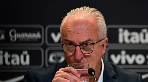 Berliner Tageszeitung Dorival J Nior Rejuvenesce Sele O Brasileira