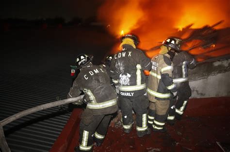 Bodega de plásticos se incendia