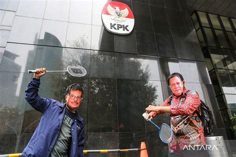 Aksi Teatrikal Koalisi Masyarakat Sipil Anti Korupsi Di KPK ANTARA News