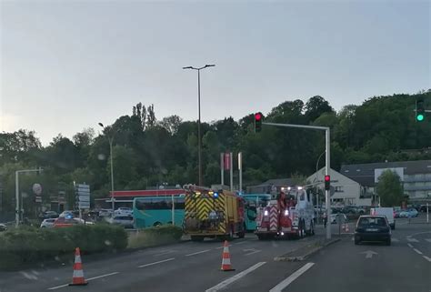 Le Mans collision entre un autocar et une voiture sur l avenue Bollée