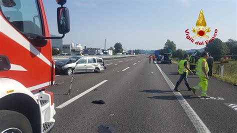 Vicenza Scontro Fra Tir E Auto Cinque Chilometri Di Coda In A A