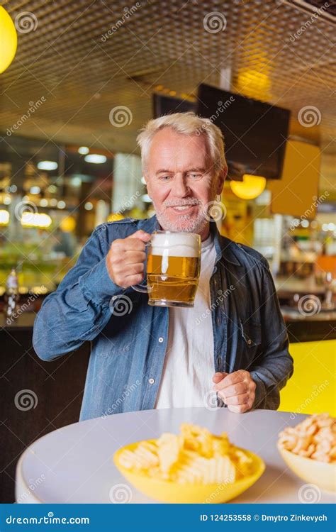 Delighted Envelheceu A Cerveja Bebendo Do Homem Na Tabela Foto De Stock