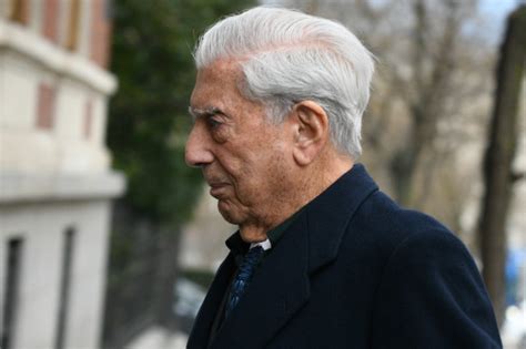 Vargas Llosa en París junto a hijos y exmujer para ingresar en la Academia