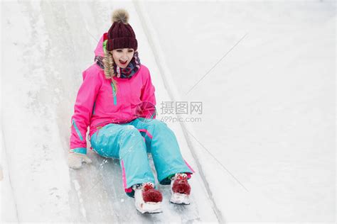 女人在下雪天滑下冰冷的木山漂亮的女孩在户外的冬天情绪化地笑着欢欣鼓舞鲜艳的衣服高清图片下载 正版图片506616954 摄图网