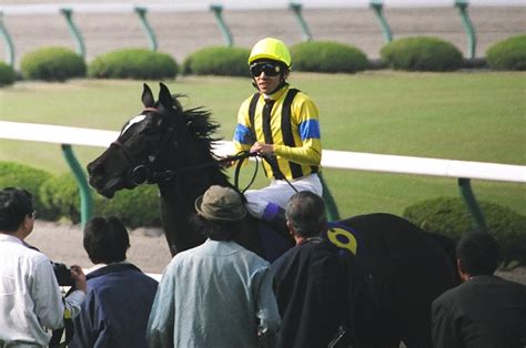 満開の桜のもとで開催された2004年・桜花賞。名門が送り出した良血牝馬ダンスインザムードの走りを振り返る。 ウマフリ 競馬コラム＆ニュース